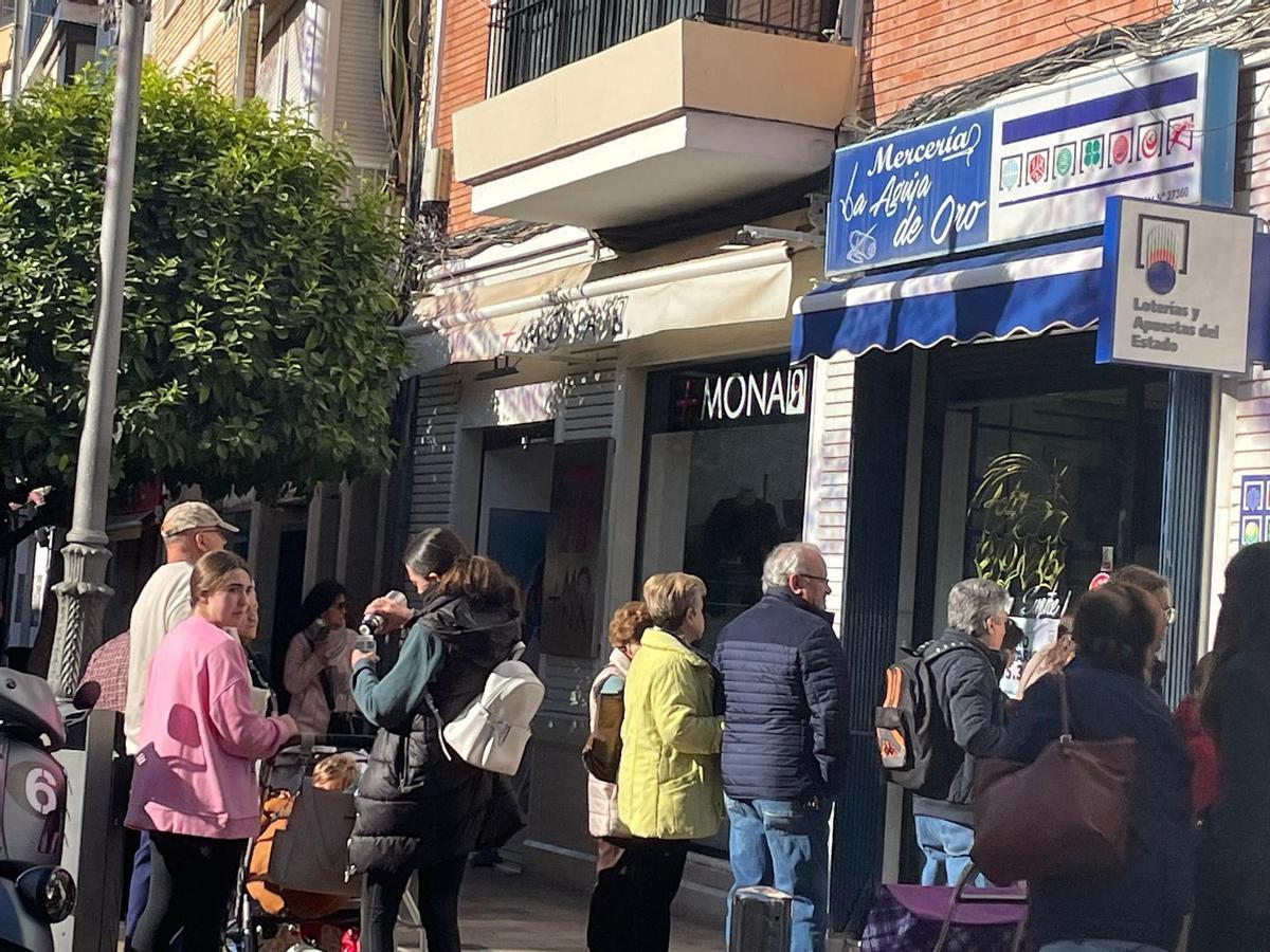 Colas en una administración de loterías de Córdoba para el sorteo de Navidad.