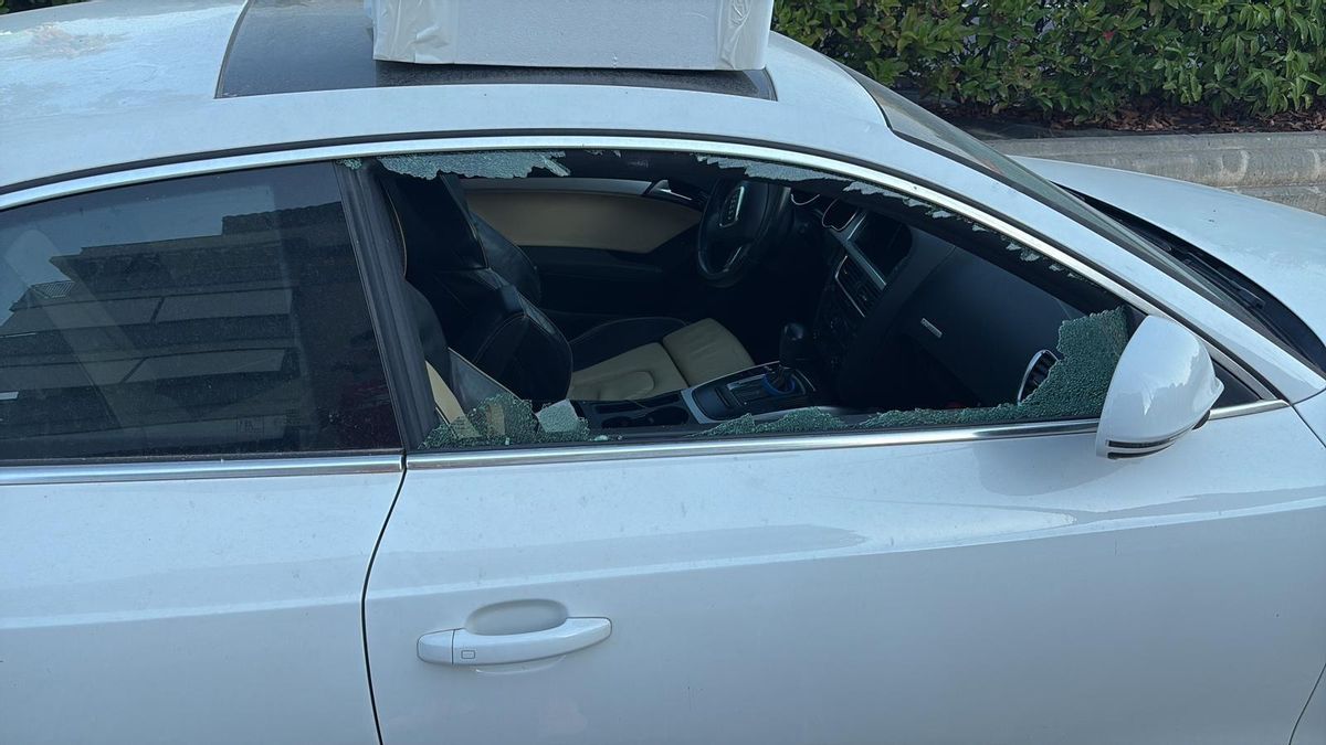 Uno de los cristales de un coche destrozados.