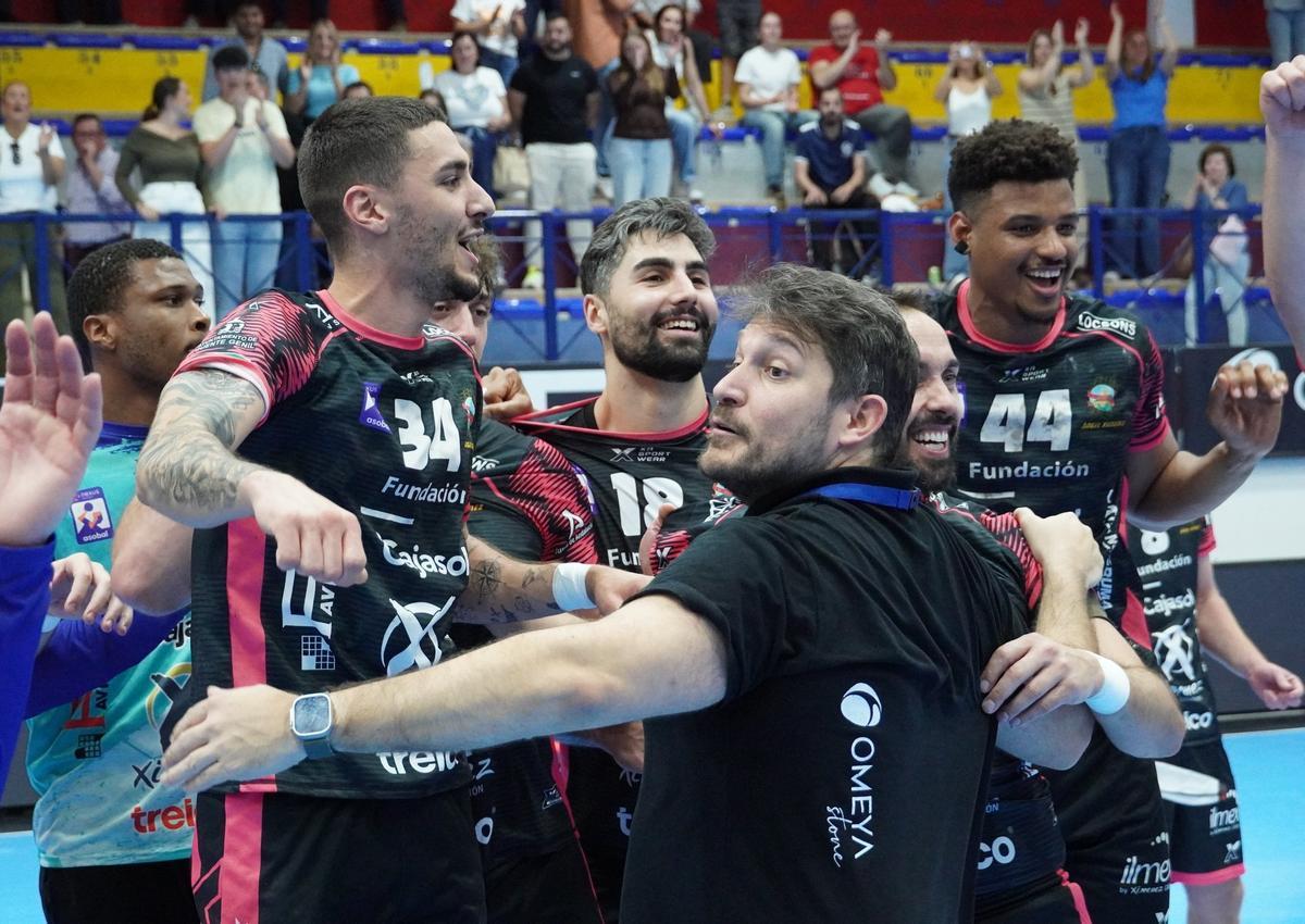 Los jugadores del Angel Ximénez celebran un triunfo esta temporada en el Alcalde Miguel Salas.