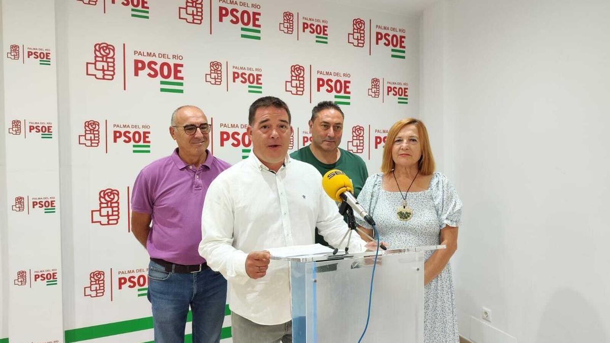 El portavoz del grupo municipal del PSOE, Alejandro Marco, acompañado de la secretaria general del PSOE y de dos concejales.