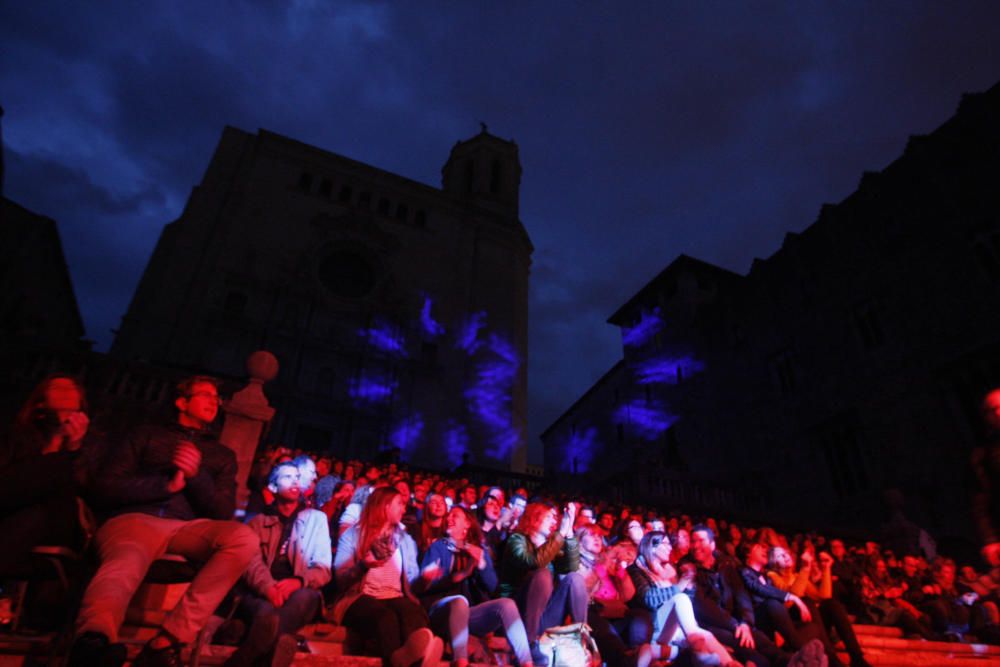 Els Amics de les Arts a les escales de la catedral