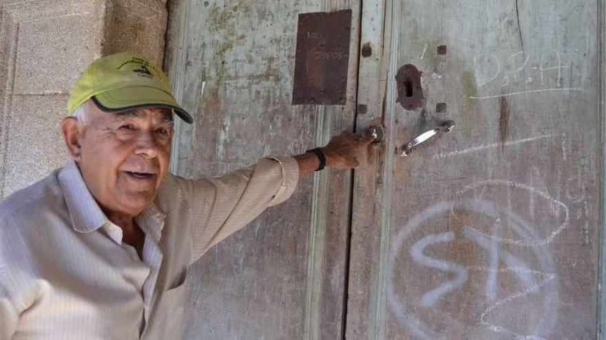 El vecino José Cifuentes muestra la cerradura forzada del templo.