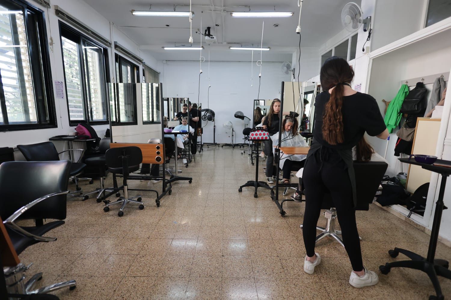 Clases del ciclo de peluquería y estética en el IES Josep Maria Parra, una de las formaciones más solicitadas.