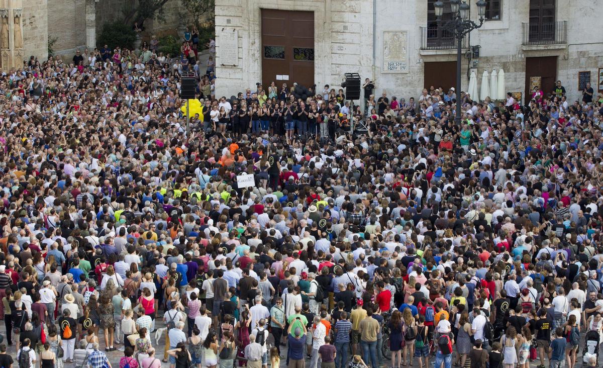 La concentración número 105 de la Avm3j en la Plaza de la Virgen de València, el 3 de julio de 2015, en la que se despidieron de la plaza cuando se cumplía el noveno aniversario del accidente del metro.