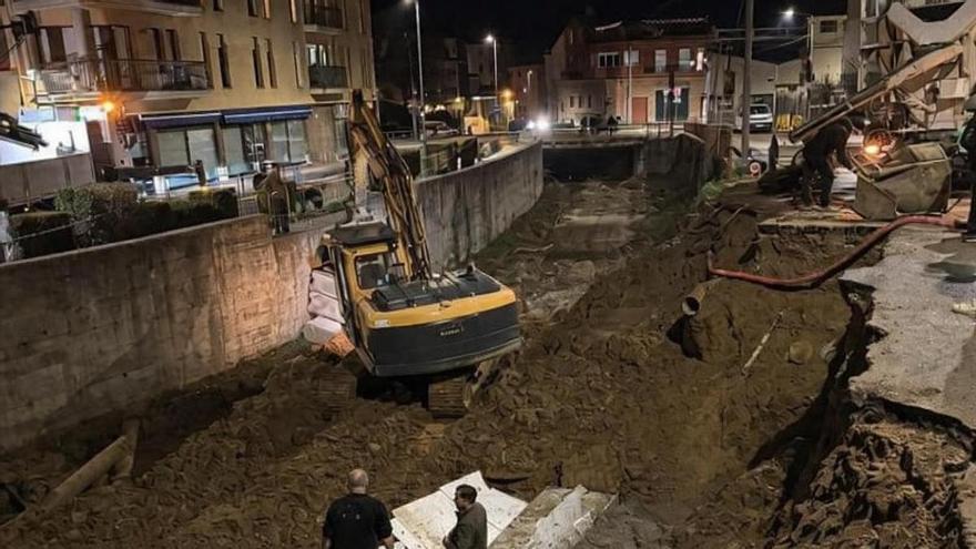 Anglès assenyala que les cases a tocar de l'esfondrament no perillen i estudia com fer el nou mur de contenció