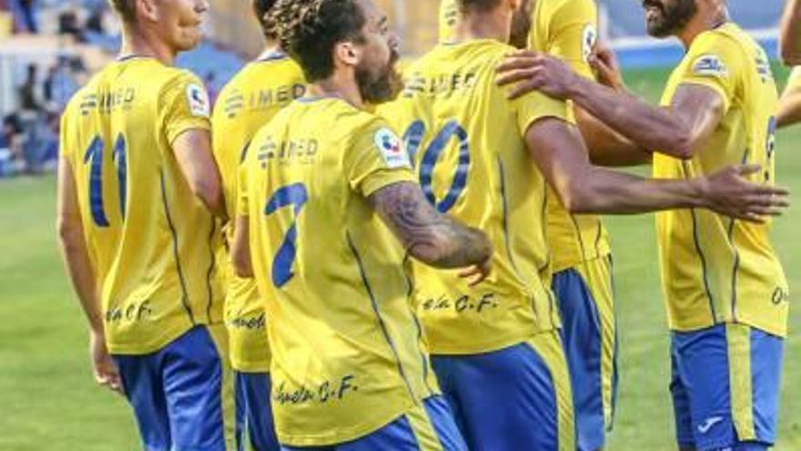 Los jugadores del Orihuela celebran un gol.