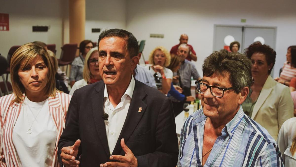 El candidato del PSOE a la Alcaldía de Murcia visita el Centro de Mayores de El Raal.