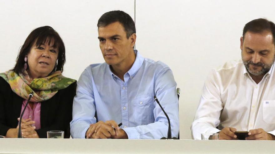 Sánchez, con Cristina Narbona y José Luis Ábalos.