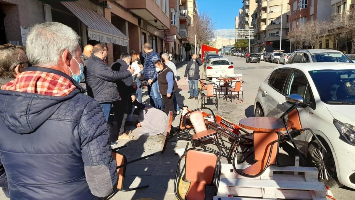 Un vehículo se empotra contra la terraza de la Gran Vía de Cieza