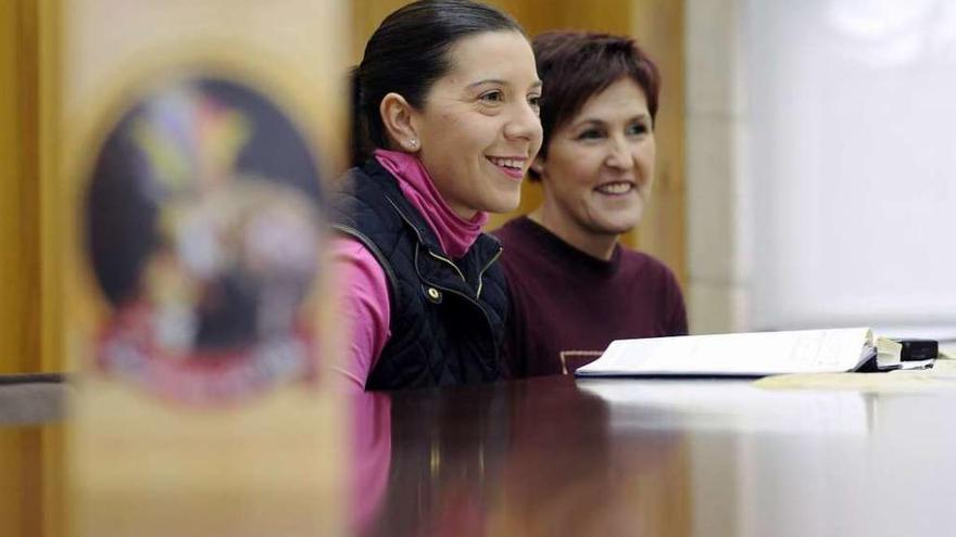 Las ediles Lucía Seoane y María del Carmen Durán, ayer, al presentar la programación. // Bernabé/Javier Lalín