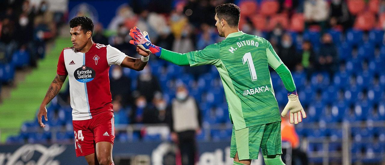 Matías Dituro choca la mano con Jeison Murillo tras una buena acción defensiva del zaguero colombianco durante el partido disputado anoche en el Coliseum. // LOF