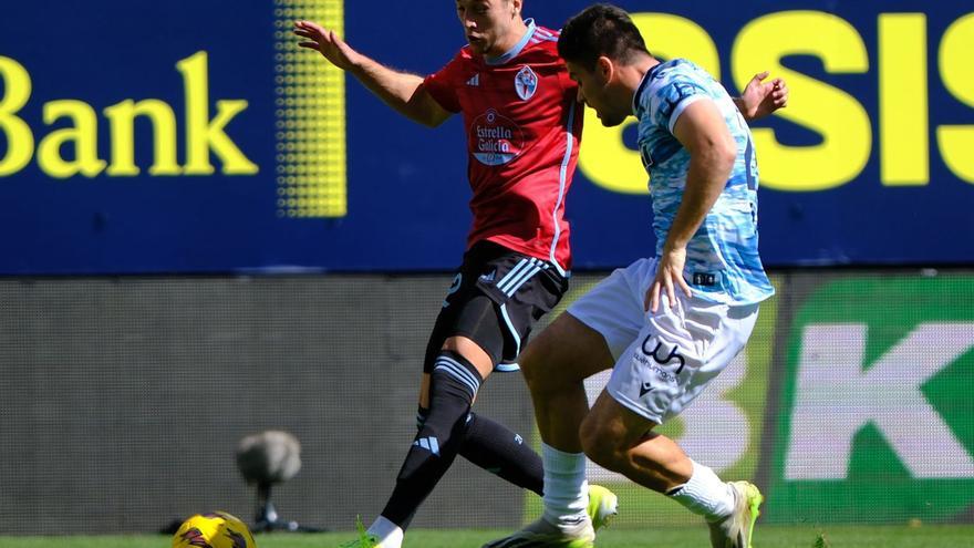 Javier Manquillo conduce la pelota perseguido por un rival. // LOF