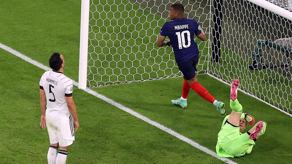 Mbappé celebra el gol de Hummels en su propia portería.