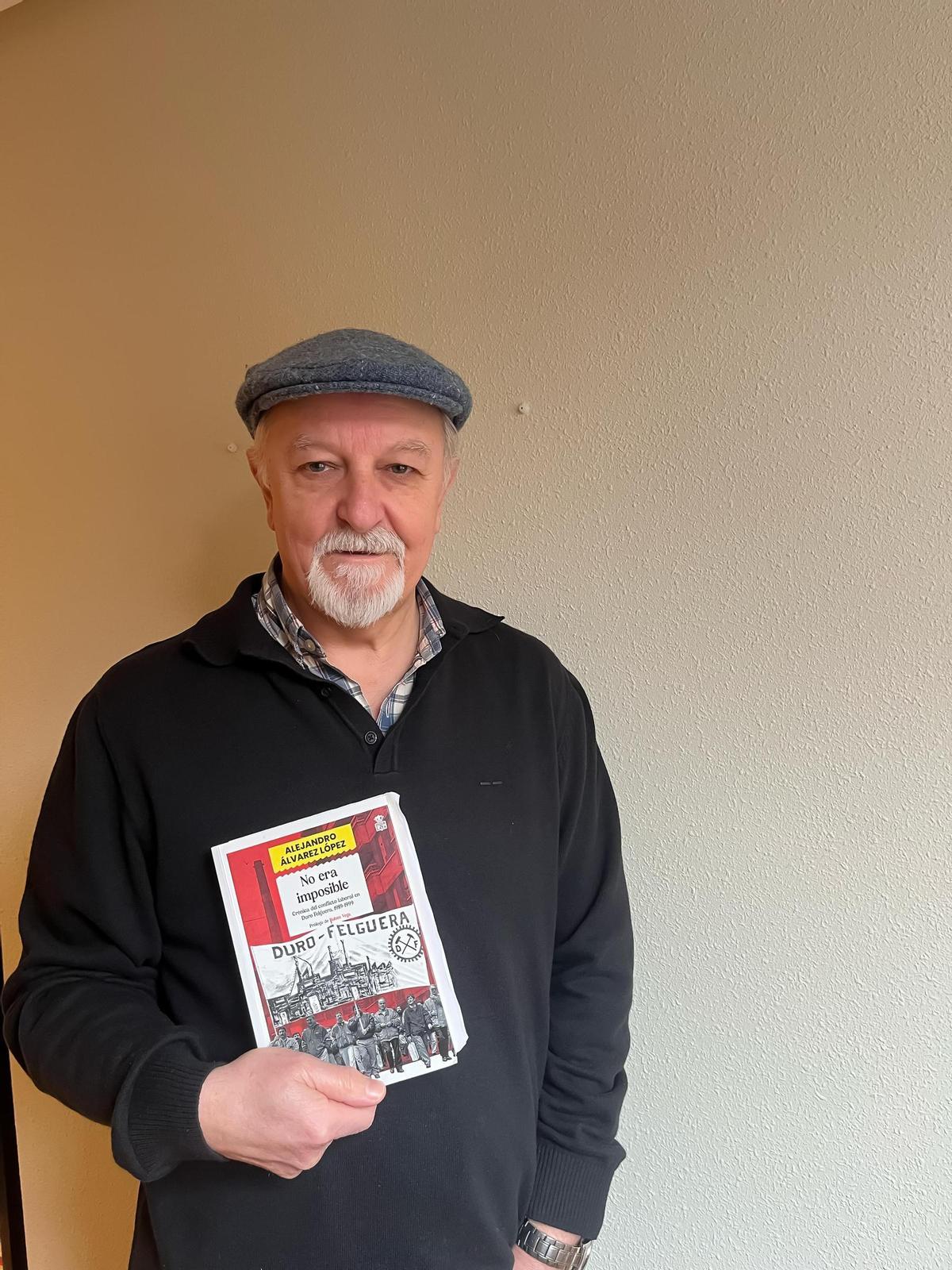 Alejandro Álvarez, con su libro.