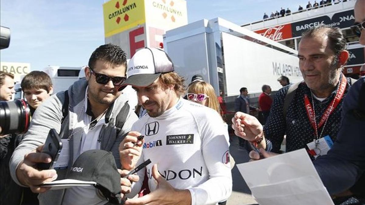 Fernando Alonso firma autógrafos en el Circuit de Barcelona