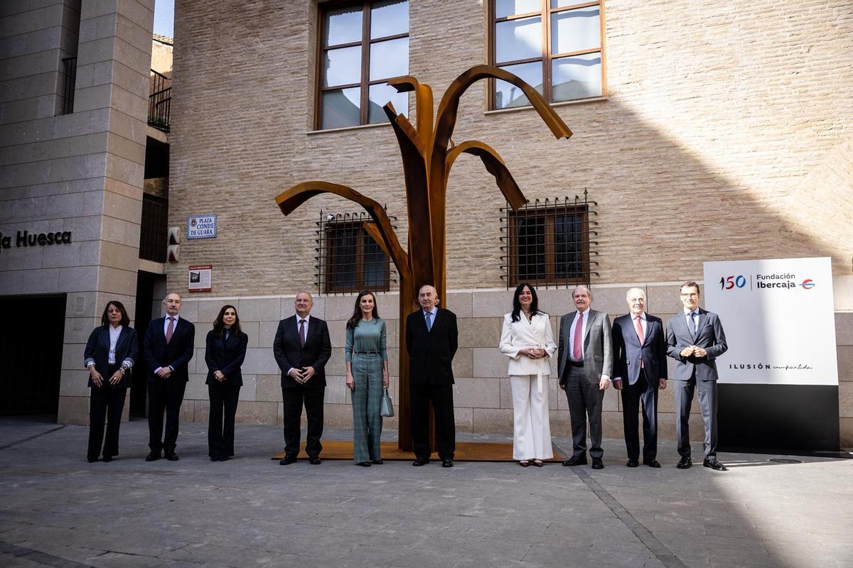 Foto de las autoridades, con la reina Letizia en el centro, en el primer Árbol del Talento de Huesca, este martes.