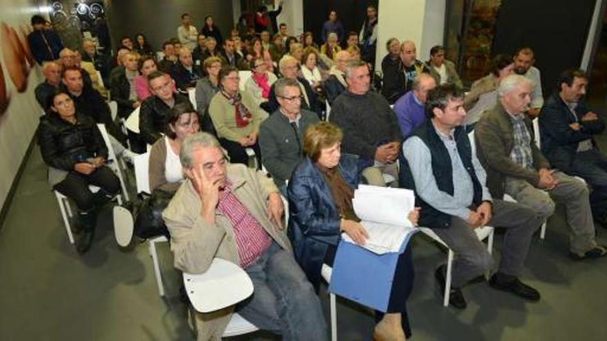 Numerosos vecinos llenaron ayer el salón de actos del centro social de Pontevedra Leste.  // Gustavo Santos