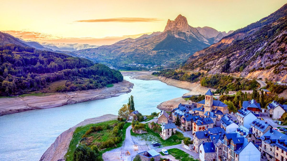 El pueblo más bonito del mundo está en España: en un valle de cuento a la orilla de un embalse que te lleva al mundo de Frozen
