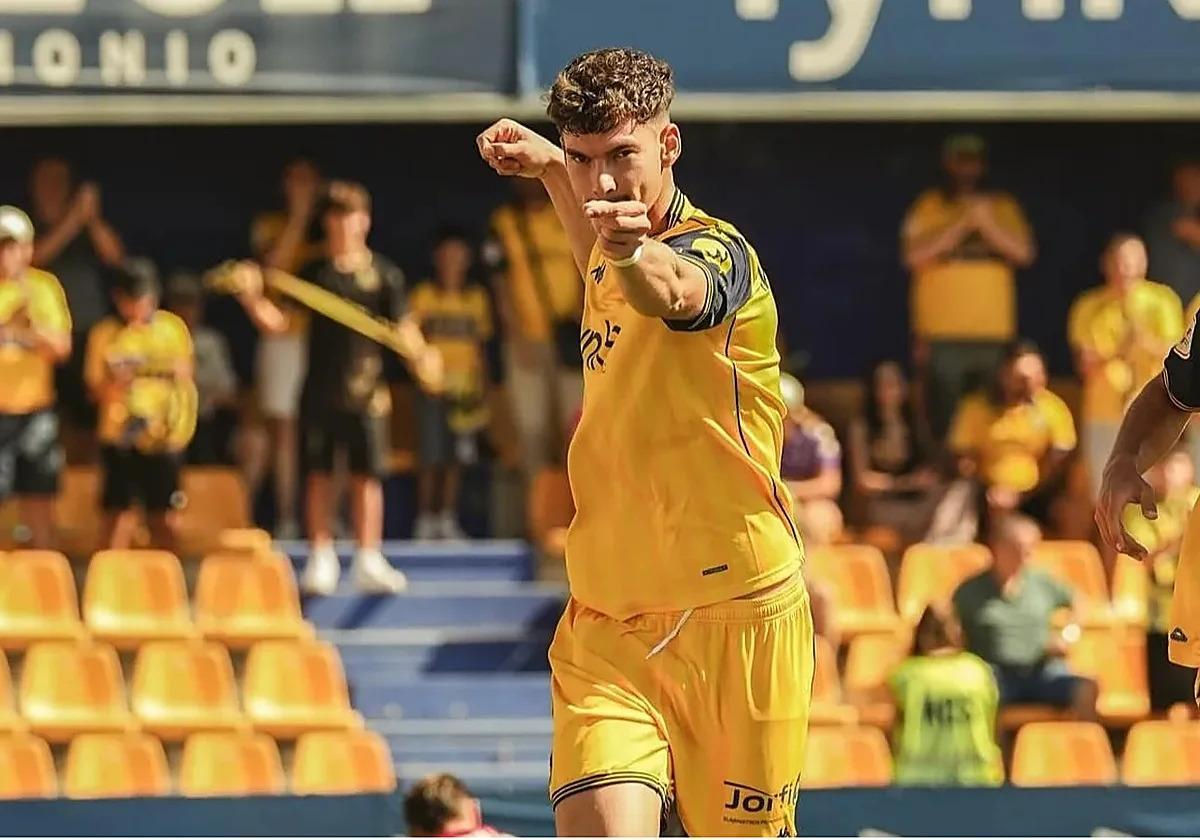 Mariano Carmona celebra un gol con el Alcorcón en la 2025-2026.