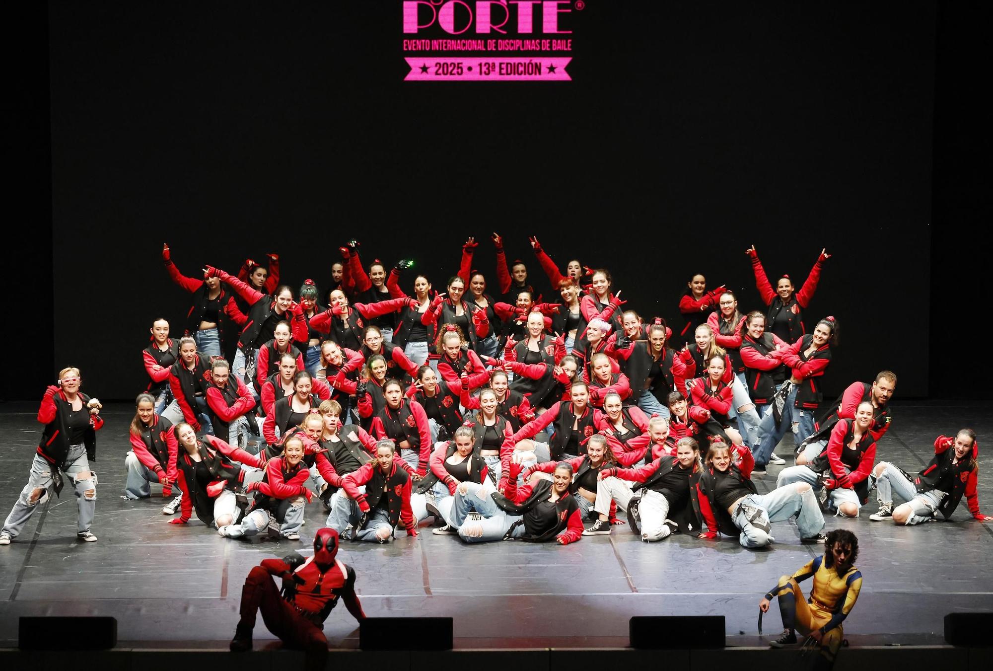 Una de las actuaciones de la categoría absoluta en el festival de baile "Vigo Porté"