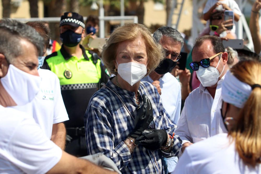 La Reina Sofía participa en una recogida de residuos en una playa de Rincón