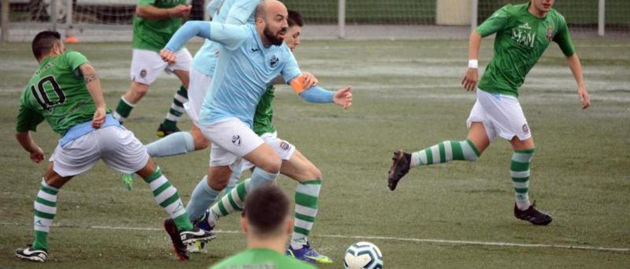 Partido disputado en febrero entre el Beluso y el Moaña en el campo de Laxes. | GONZALO NÚÑEZ