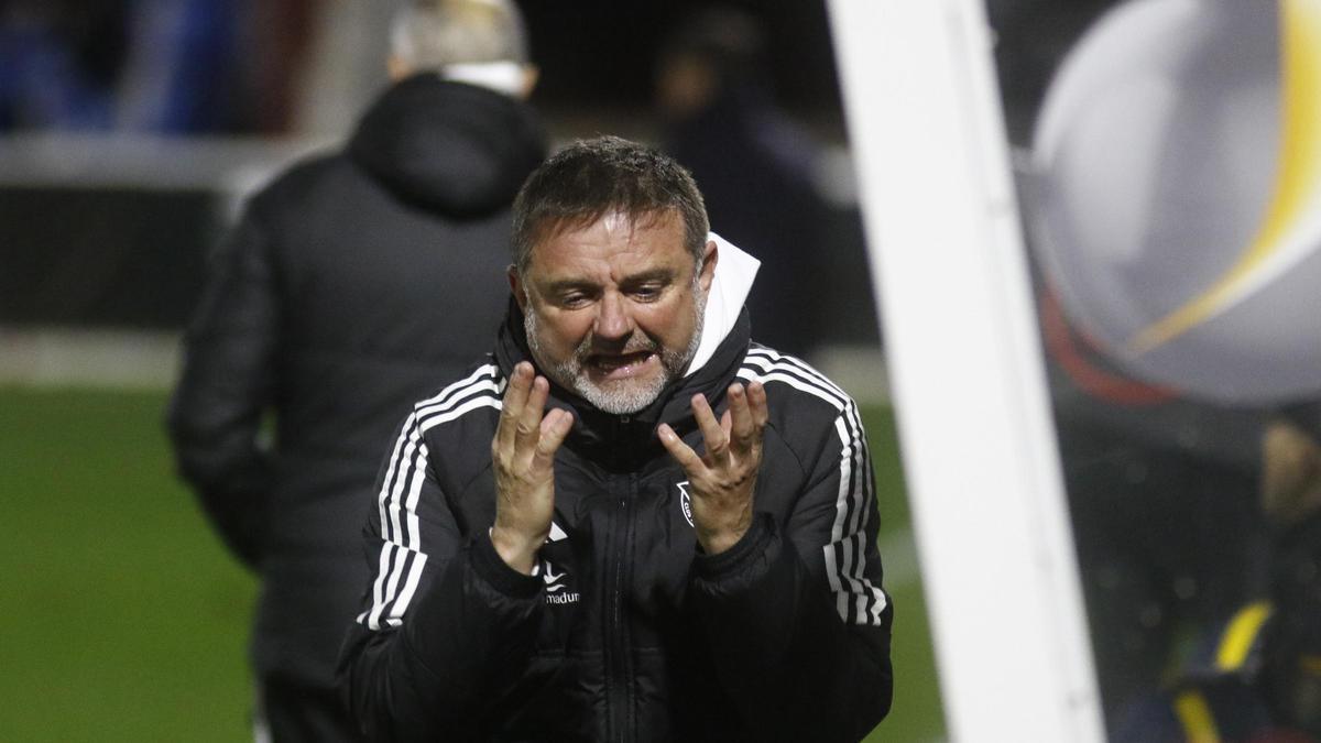 Julio Cobos gesticula durante el partido del Cacereño en el estadio Reina Sofía de Salamanca.