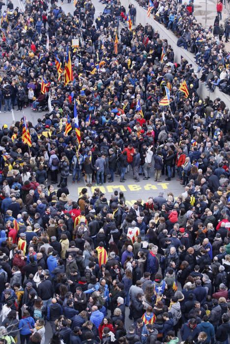 Milers de persones clamen per la llibertat de Puigdemont davant la subdelegació del govern de Girona