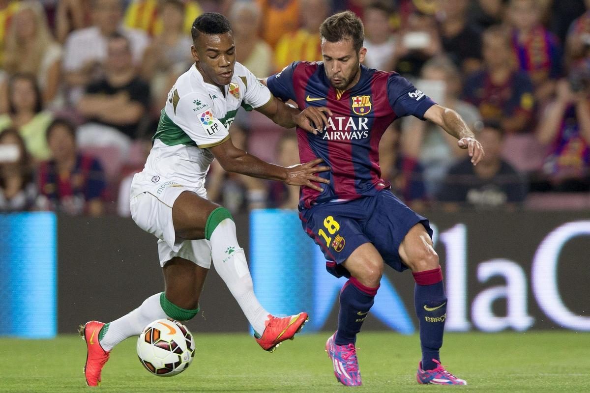 Rodrigues pugna con Jordi Alba durante un Barcelona-Elche