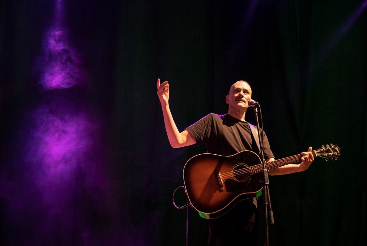 El cantante Javier Álvarez con su guitarra