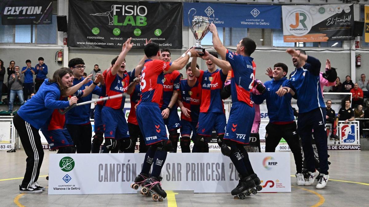 Els jugadors del Simar Igualada aixequen el trofeu i s'emporten el títol