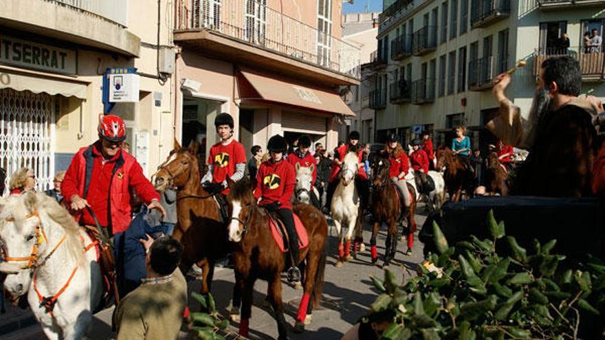 Un moment de la desfilada multitudinària de Sant Antoni, ahir a Llagostera.