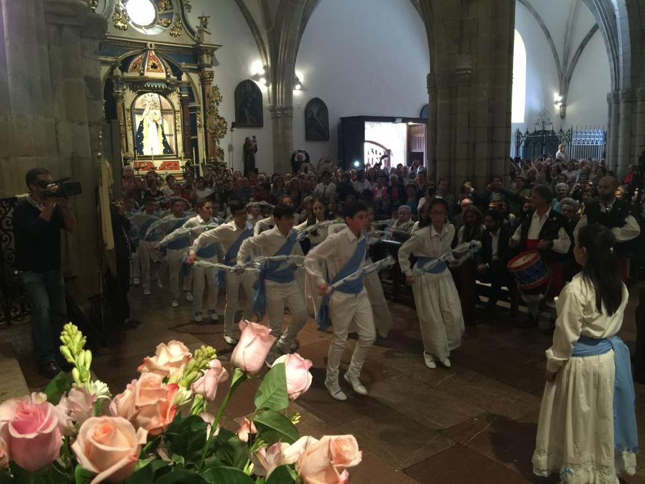 Llanes se llena para coronar a la Virgen de Guía