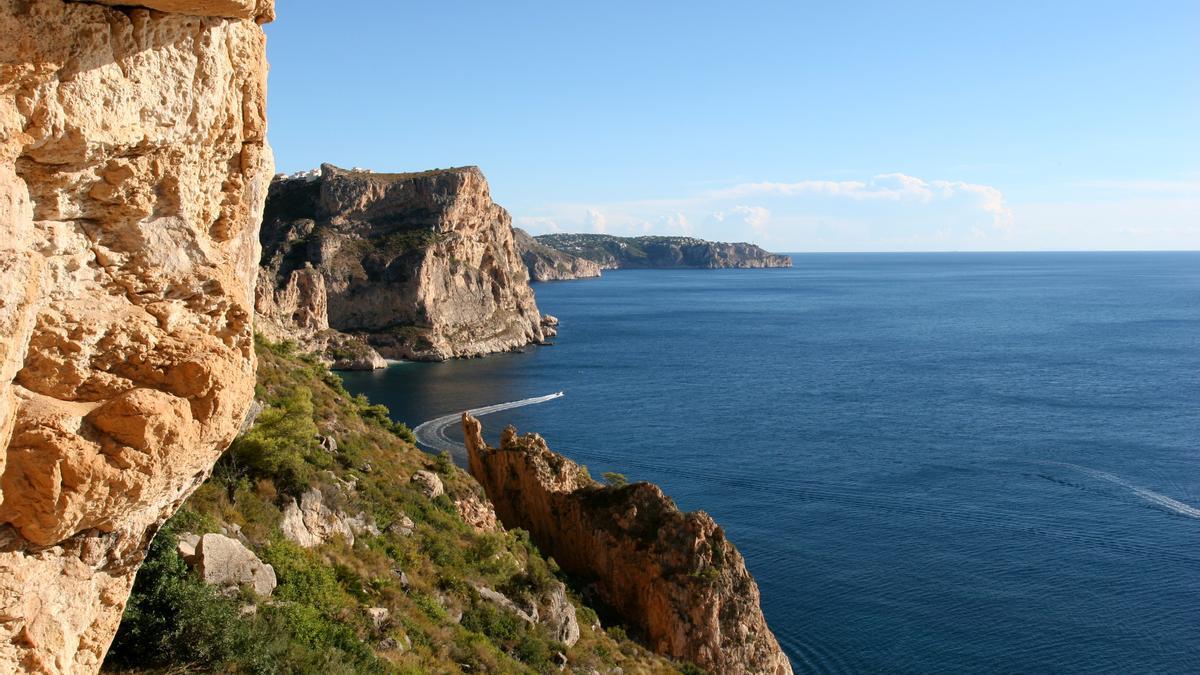 Rutas como la Penya-segats o la Falla del Moraig permiten visualizar el mar desde las alturas.