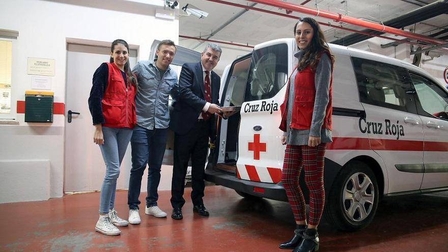 Entrega de los menús a los más necesitados en colaboración con la Cruz Roja de Marbella.