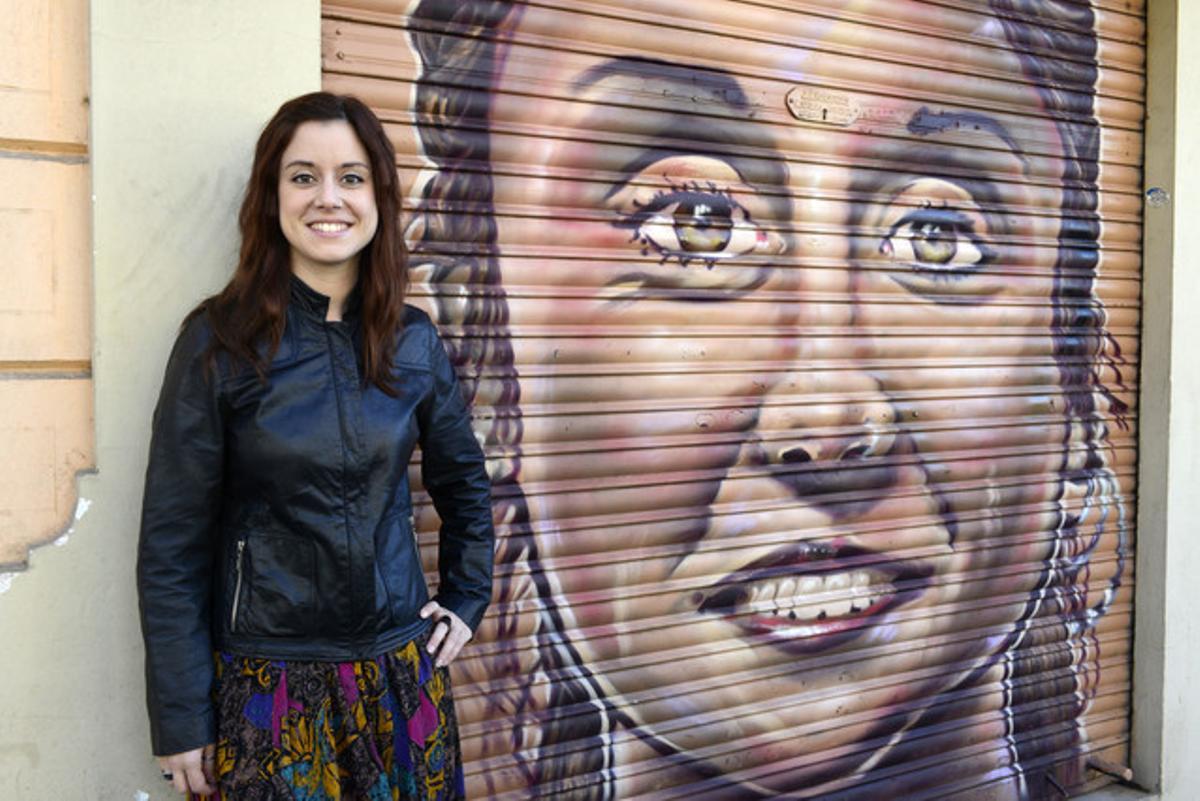 Erika Agustín, ante su retrato en una persiana del bar Catalunya, en la calle Pere IV.