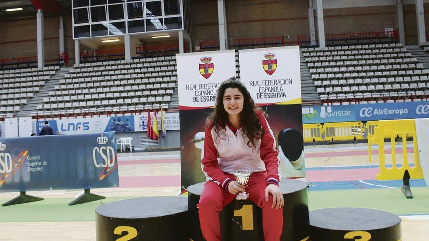 Judith Rodríguez posa en el podio con su trofeo, en Torrejón.