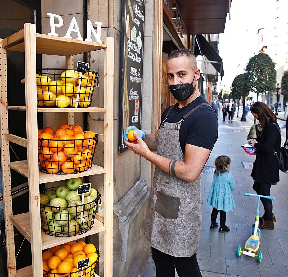 El frutero Jony Muñiz, a las puertas de su establecimiento.