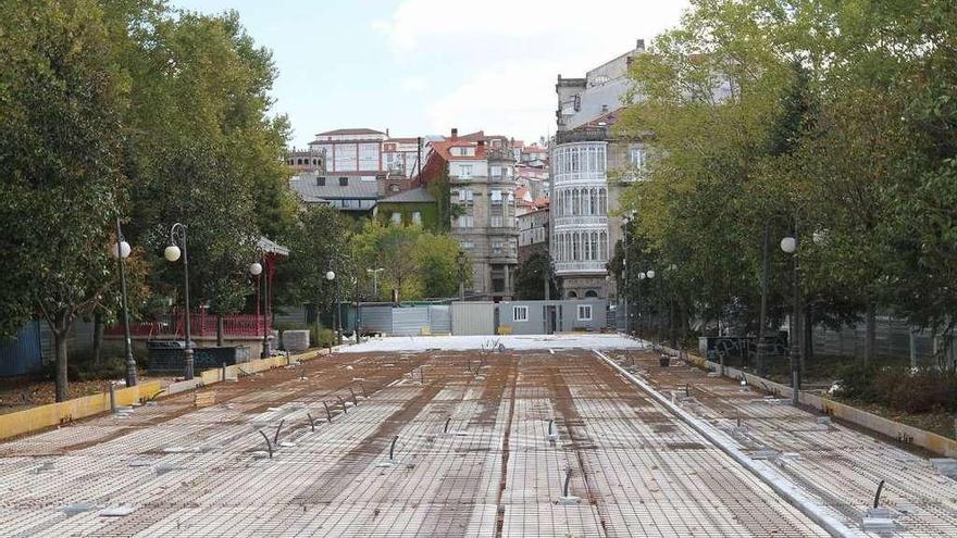 Obras en la alameda para ubicar a los placeros durante la reforma de la plaza de abastos. // Iñaki Osorio