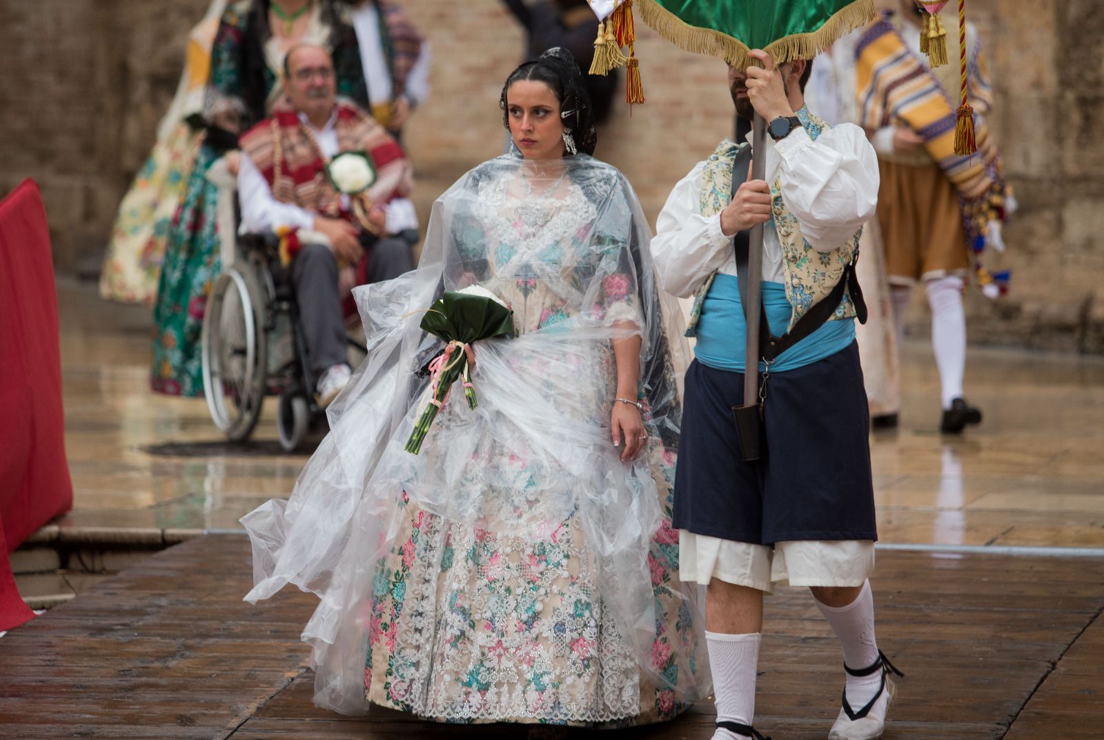 Desfile de chubasqueros y paraguas ante la Mare de Déu