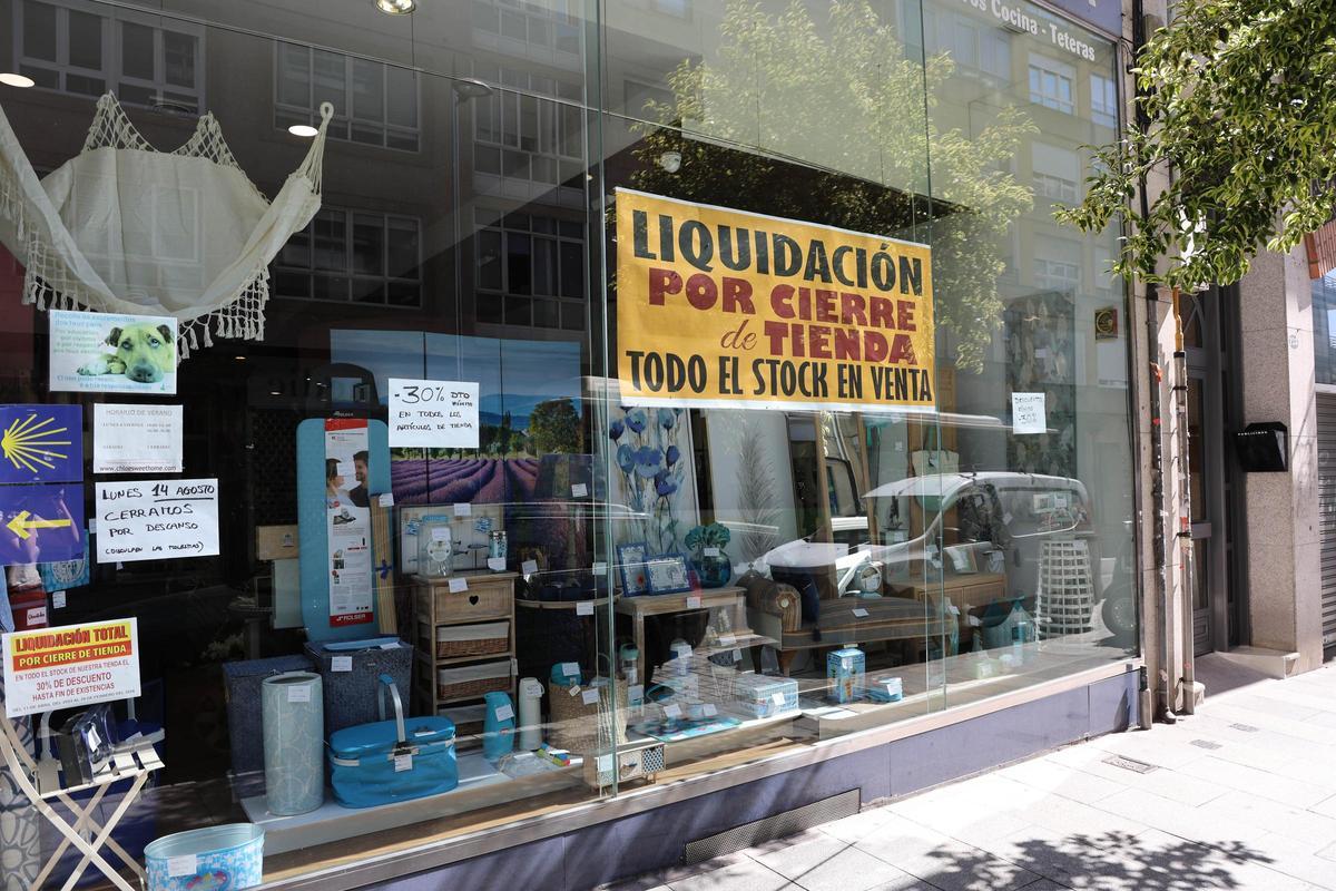 Cartel de liquidación por cierre en un comercio de Vigo.