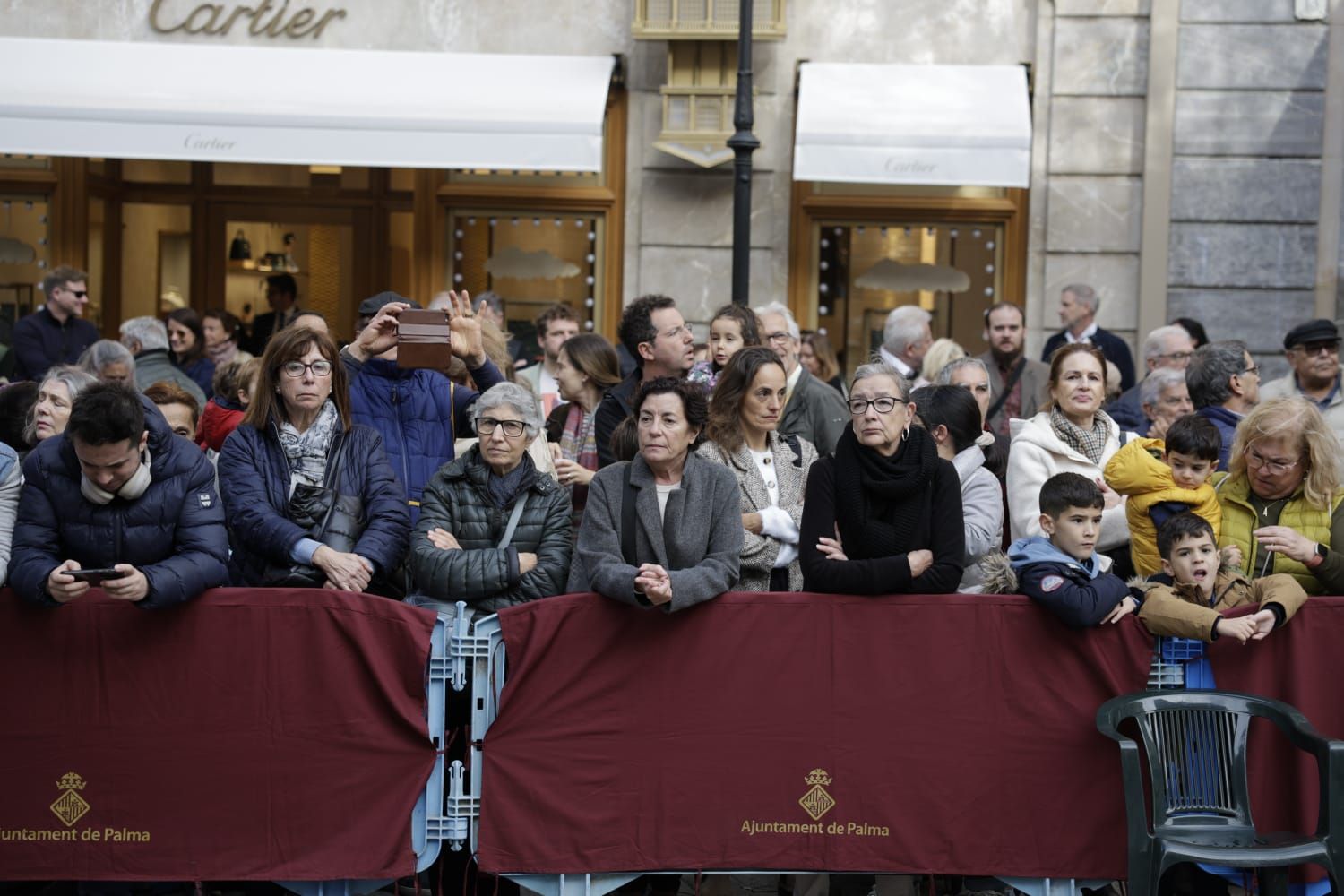 La plaza de Cort de Palma luce ya el estandarte del Rei en Jaume y la Cimera del Rei Martí