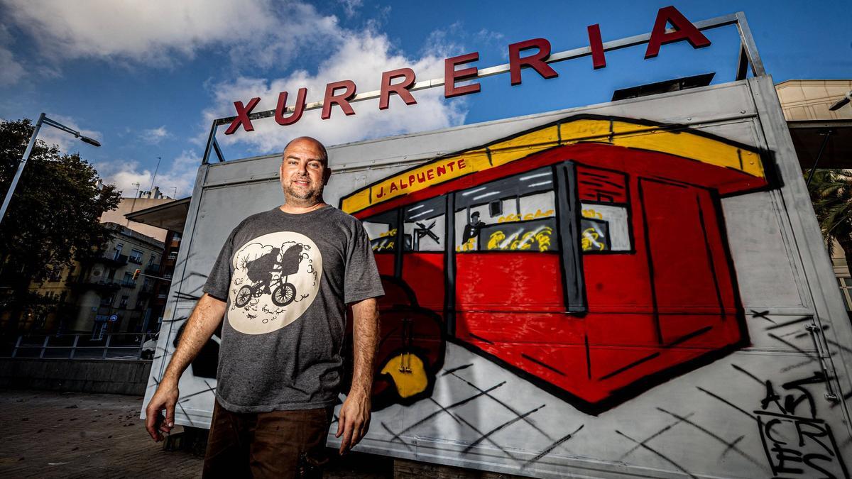 Juan posa en su churrería tuneada.