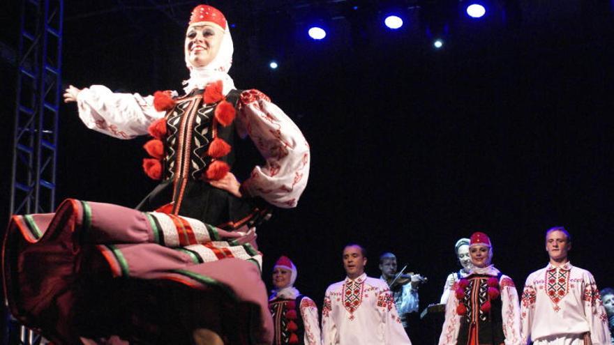 Los grupos invitados al Festival de Folclore hacen las delicias del público.