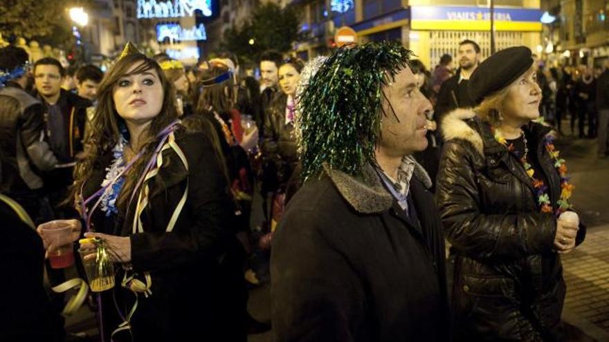 Decenas de castellonenses se quedaron esperando que sonaran las doce campanadas en la Puerta del Sol.