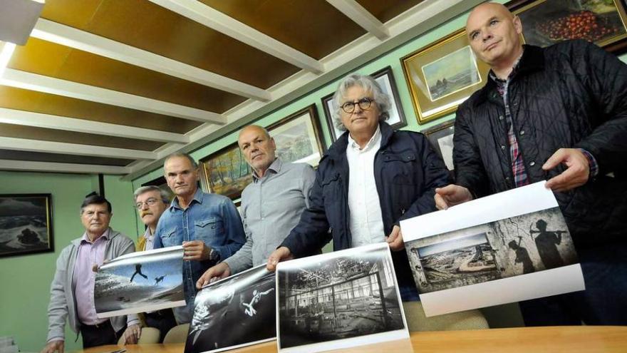 Los miembros del jurado, con las fotografías premiadas.