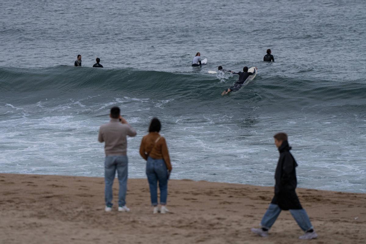 Fuerte oleaje en las playas de Barcelona