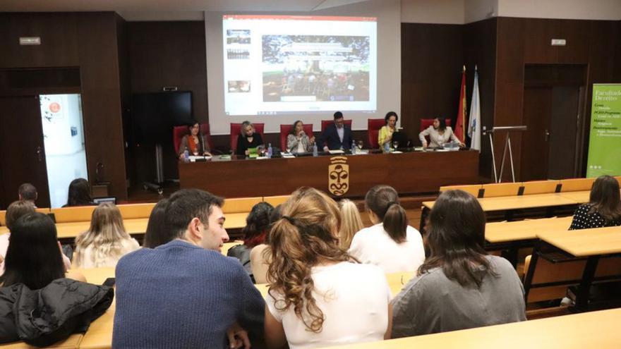 Ponentes y asistentes a la jornada, ayer.   | // FERNANDO CASANOVA