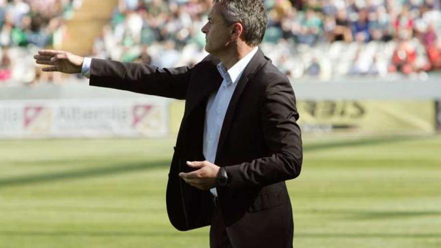 Fran Escribá, ayer, dirigiendo a su equipo desde el banquillo del estadio Martínez Valero.