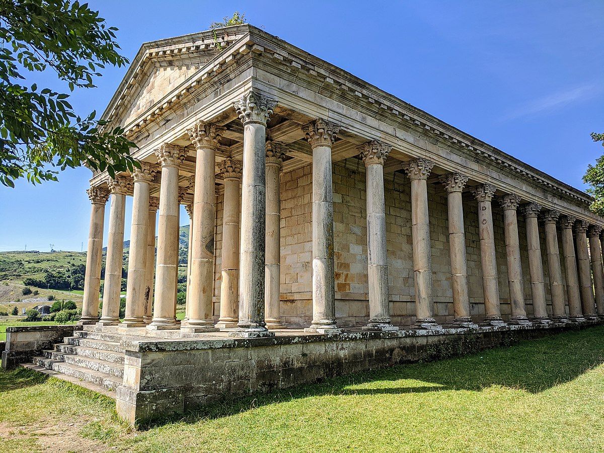 Podría estar en Atenas, pero está en Cantabria.